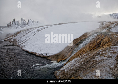 Yellowstone-Nationalpark im Winter Schnee Frost bedeckt Rock Bäume am Firehole River bei Excelsior Spring Stockfoto