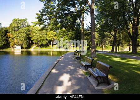 Fuß Pfade und Parkbänke in Lafontaine Park eines Montreal s beliebtesten innerstädtischen Parks, Montreal Quebec Kanada. Stockfoto