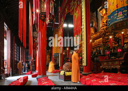 Mönche beten, Jade-Buddha-Tempel, Shanghai, China Stockfoto