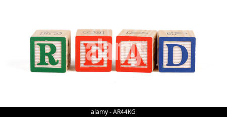 Alphabet-Blöcke aufgereiht, lesen Sie isoliert auf weiss zu buchstabieren Stockfoto