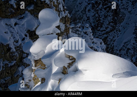 Yellowstone-Nationalpark im Winterschnee bedeckt Rock Mounds an Inspiration Punkt im unteren Wasserfälle canyon Stockfoto