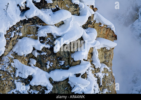 Yellowstone-Nationalpark im Winterschnee bedeckt Rock Mounds an Inspiration Punkt im unteren Wasserfälle canyon Stockfoto