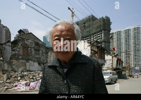 letzte ältere Bewohner, Abriss in der alten Stadt, Lao Xi Men, Shanghai Stockfoto