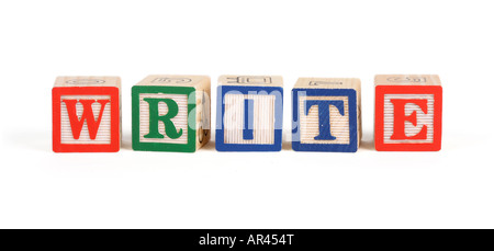 Alphabet-Blöcke um zu buchstabieren aufgereiht schreiben isoliert auf weiss Stockfoto