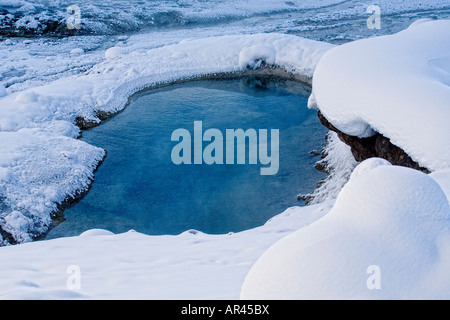 Yellowstone-Nationalpark im Winterschnee bedeckt Pool im Norris Geyser Basin Stockfoto