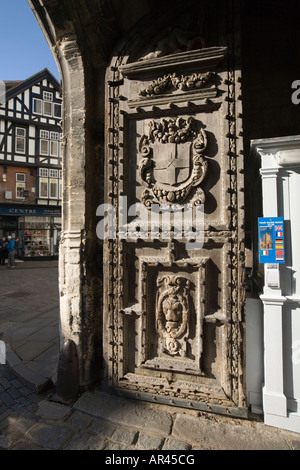 Geschnitzten Holztore von Christ Kirche Tor Eingang zur Kathedrale von Canterbury aus Butter Marktplatz. Stockfoto