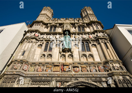 Christus Kirche Gate Eingang zur Kathedrale von Canterbury aus Butter Marktplatz. Stockfoto