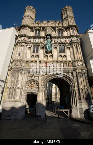 Christus Kirche Gate Eingang zur Kathedrale von Canterbury aus Butter Marktplatz. Stockfoto