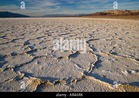 Druck-Grate in die Salzpfanne bei Badwater, Death Valley Nationalpark in Kalifornien. Stockfoto