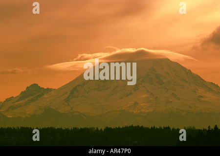 Eine zarte durchscheinende linsenförmige Wolke erstreckt sich den Gipfel des 14 411 Fuß Mount Rainier im US-Bundesstaat Washington Stockfoto