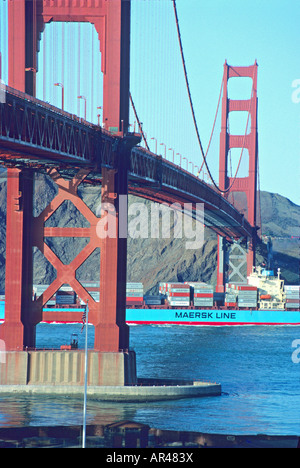 Containerschiff vorbei unter der Golden Gate Bridge, San Francisco, Kalifornien Stockfoto