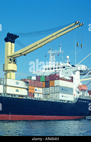 Containerschiff im Hafen, Oakland, Kalifornien Stockfoto