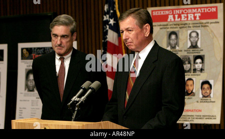 Attorney General John Ashcroft und FBI-Direktor Robert Mueller auf einer Pressekonferenz beim FBI auf terroristische Bedrohungen. Stockfoto