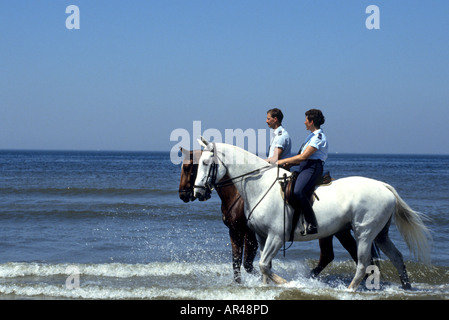 Polizei, Reiten auf Pferd zurück Pferd Reiten Scheveningen Niederlande niederländische Meer Strand sand Stockfoto