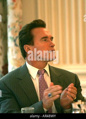 Gouverneur Arnold Schwarzenegger, R Kalifornien klatscht bei einem Treffen der National Governors Association Stockfoto