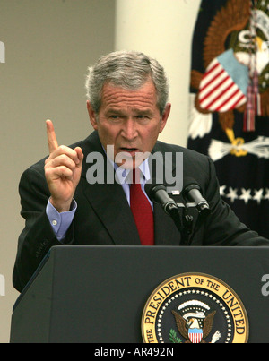 Präsident George w. Bush beantwortet die Frage eines Reporters auf einer Pressekonferenz im Rose Garden des weißen Hauses Stockfoto