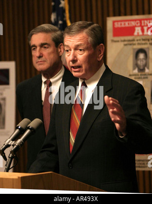 Attorney General John Ashcroft und FBI-Direktor Robert Mueller auf einer Pressekonferenz beim FBI auf terroristische Bedrohungen. Stockfoto