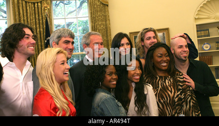 Präsident George W. Bush stellt mit den DSDS-Finalisten im Oval Office am 28. Juli 2006. Stockfoto