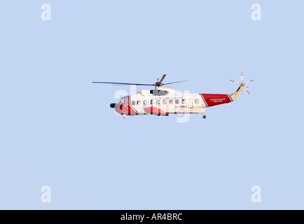 Ein Coast Guard-Suche und Rettung Hubschrauber während des Fluges. VEREINIGTES KÖNIGREICH.  Luft-Luft.  Südküste von England. VEREINIGTES KÖNIGREICH. Stockfoto