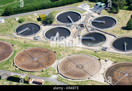 Luftaufnahme von einer Filteranlage. Kläranlage. Verarbeitung von Abfällen. Dorset. VEREINIGTES KÖNIGREICH. Stockfoto