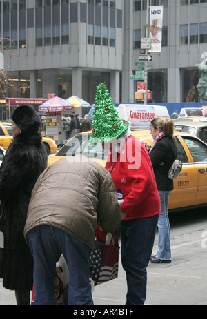 Shopper. New York City. Neuheit-Weihnachtsbaum-Hut. Winterurlaub Saison Straßenszene. USA. Stockfoto