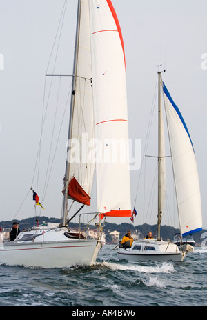 Zwei Segelboote in Kabbelwasser. Poole Hafen. Dorset. VEREINIGTES KÖNIGREICH. Stockfoto