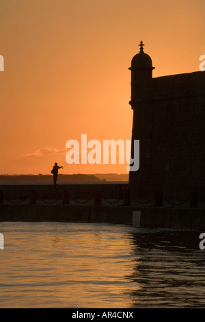 Angeln vom Steg Sonnenuntergang Saint Malo Ille et Vilaine Brittany France Stockfoto