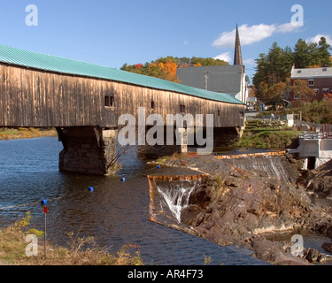 Eine Neu-England überdachte Brücke im Herbst, Bad NH Stockfoto