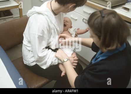 Dreifach-Injektion die Impfung für vier Monate baby Stockfoto