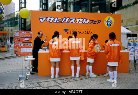 6. November 2004 - Promotion-Team bereitet sich auf alternative Energien zur Verfügung gestellt von Tokyo Gas in Roppongi Hills in Tokio zu werben. Stockfoto