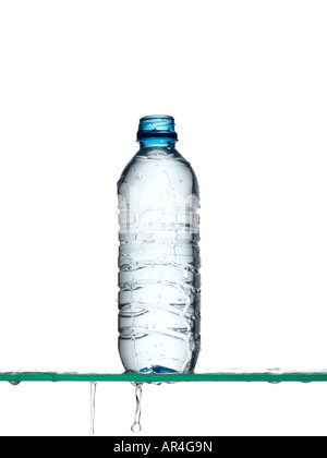 Wasser aus Flasche verschütten