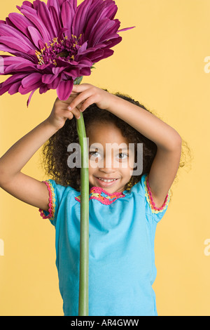 Mädchen mit einer großen Blume Stockfoto