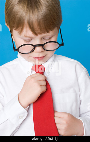 Junge Anpassung Krawatte Stockfoto