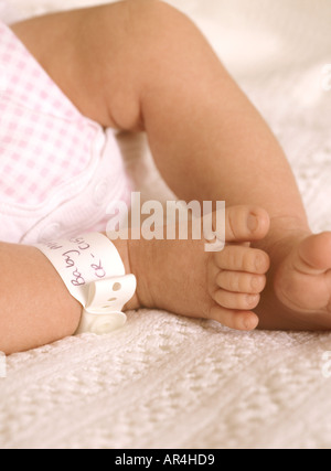 Nahaufnahme von neugeborenen Mädchen Füße und id Armband, kleine niedliche Zehen, Großbritannien, Großbritannien Stockfoto