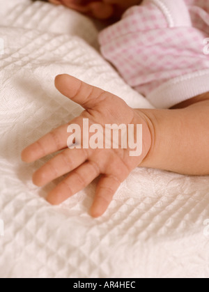 Nahaufnahme eines neugeborenen Mädchens hand Stockfoto