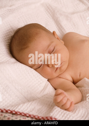 Neugeborenes Babymädchen schläft Stockfoto