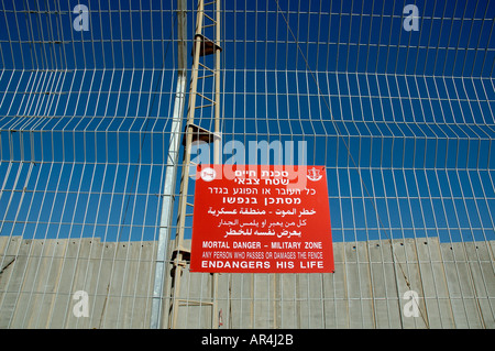 Warnschild am Drahtzaun mit konkreten Wehrmauer umgeben eine israelische militärische Zone im Westjordanland Israel gehängt Stockfoto