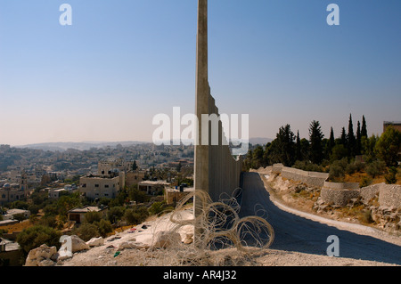 Blick auf die israelische Westjordanland Trennungsbarriere, die Abu Dis oder Abu Deis durchschneidet, eine palästinensische Gemeinschaft in den Vororten von Ost-Jerusalem Israel Stockfoto