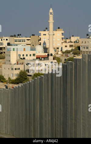 Blick auf die israelische Westjordanland Trennungsbarriere, die Abu Dis oder Abu Deis durchschneidet, eine palästinensische Gemeinschaft in den Vororten von Ost-Jerusalem Israel Stockfoto