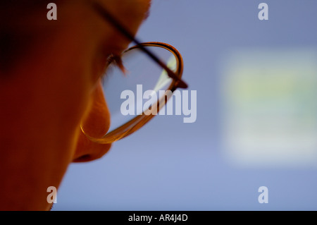 Mann auf der Suche auf einem Computer-Bildschirm Stockfoto