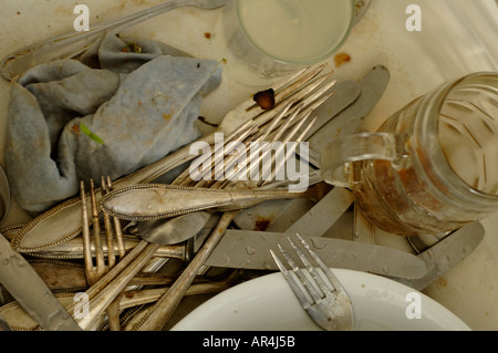 Küchenspüle mit schmutzigem Geschirr und Besteck Stockfoto