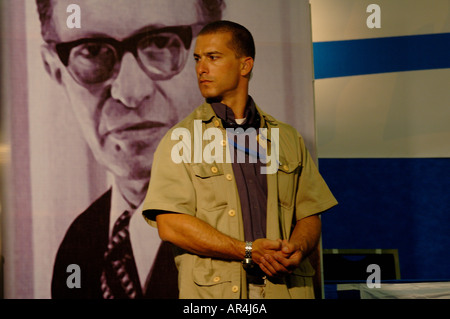 Israelische 'Shabak' Leibwächter stehen Wache vor einem Plakat mit Porträt des ehemaligen Premierministers Menahem Begin Stockfoto