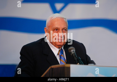 Der israelische Ministerpräsident Ariel Sharon ist von Leibwächtern umgeben, als er mit Mitgliedern des Zentralkonvents der Likud-Partei spricht. Tel Aviv, Israel Stockfoto