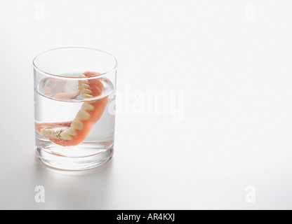 Zahnersatz in Wasser Stockfoto