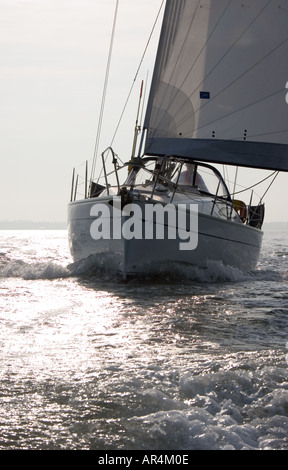 Seacape zeigt ein Boot auf dem Meer, Boot ist geradeaus in Richtung Stockfoto