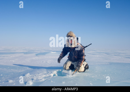 Inupiat-Anleitung, die Jack Kayotuk ein Eisblock schneidet schmelzen für Trinkwasser entlang Alaska Arctic National Wildlife Refuge Stockfoto