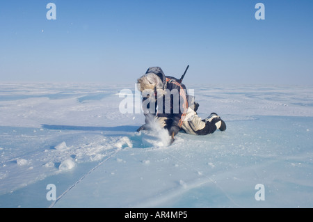 Inupiat-Anleitung, die Jack Kayotuk ein Eisblock schneidet schmelzen für Trinkwasser entlang Alaska Arctic National Wildlife Refuge Stockfoto