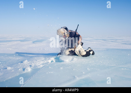 Inupiat-Anleitung, die Jack Kayotuk ein Eisblock schneidet schmelzen für Trinkwasser entlang Alaska Arctic National Wildlife Refuge Stockfoto