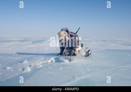 Inupiat-Anleitung, die Jack Kayotuk ein Eisblock schneidet schmelzen für Trinkwasser entlang Alaska Arctic National Wildlife Refuge Stockfoto