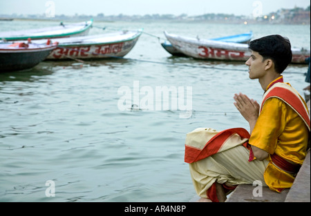 Junge Brahman zu beten. Dasaswamedh Ghat. Ganges-Fluss. Varanasi. Indien Stockfoto